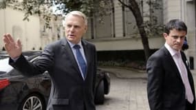 Le Premier ministre Jean-Marc Ayrault (g.) et son ministre de l'Intérieur Manuel Valls dans la cour de Matignon.