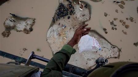 Largage d'aide destinée à des victimes des inondations dans le district de Rajanpur, dans la province pakistanaise de Pendjab. Les autorités pakistanaises s'attendent lundi à une relative accalmie dans les pluies de mousson qui ont provoqué des inondation