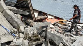 Un officier indonésien dans un village détruit par le séisme du 29 juillet dernier - AULIA AHMAD / AFP