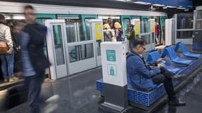 Des bornes de recharge ont été installées dans deux stations de la ligne 13. 