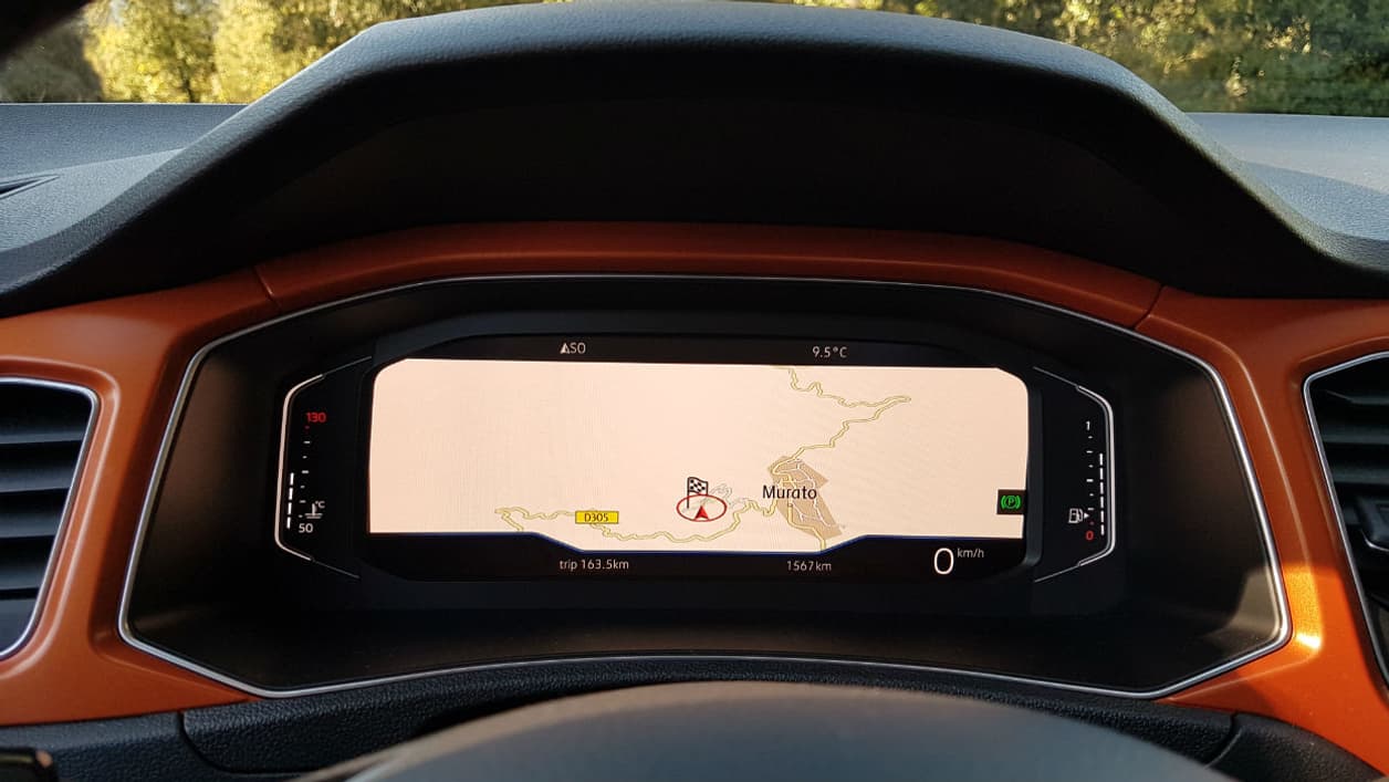 L'écran derrière le volant peut afficher le GPS avec ou sans des compteurs personnalisables L'écran derrière le volant peut afficher le GPS avec ou sans des compteurs personnalisables