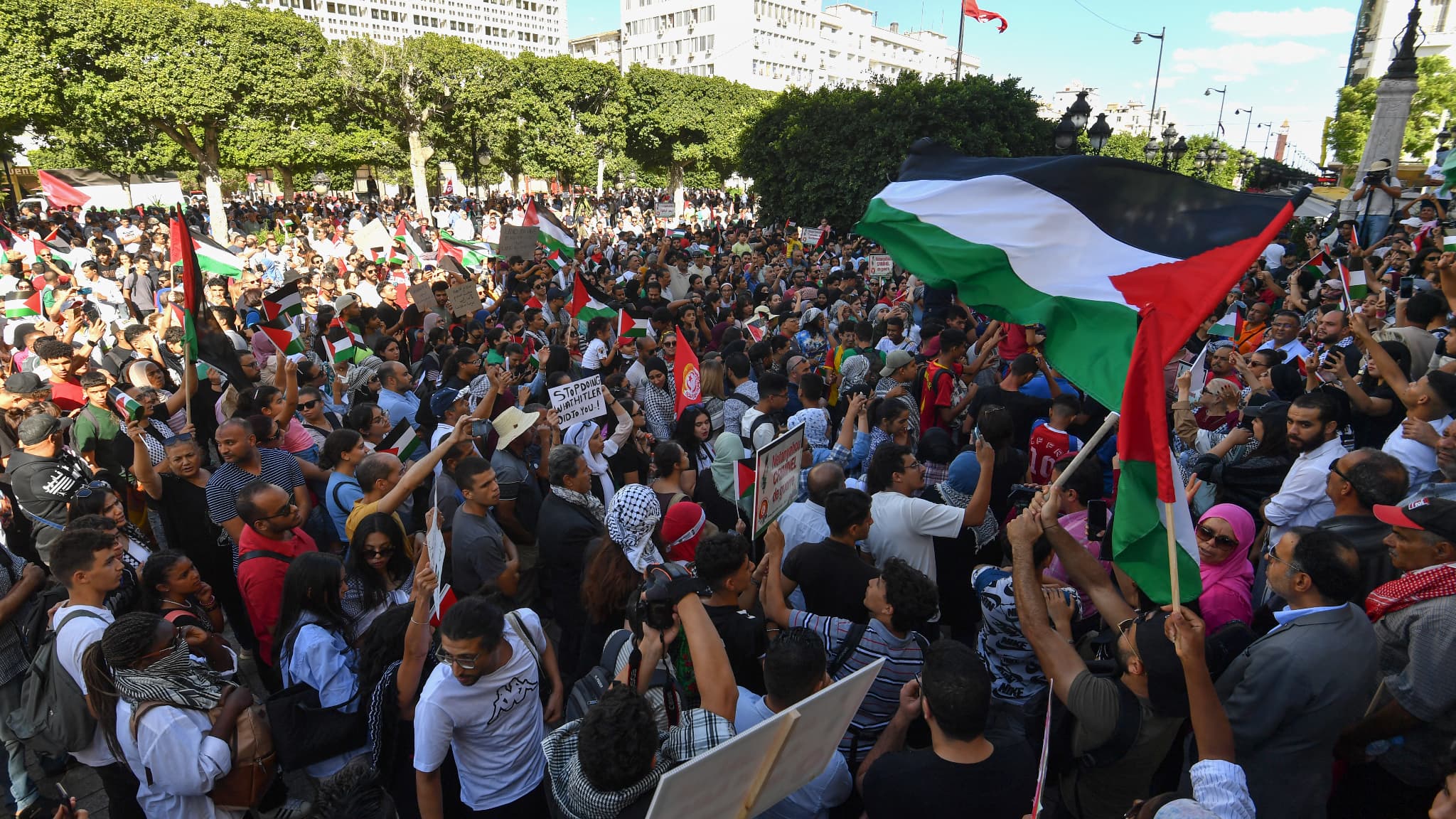 Des manifestants à Tunis, lors d'un rassemblement de solidarité avec Gaza, Tunis, le 21 octobre 2023, Des manifestants à Tunis, lors d'un rassemblement de solidarité avec Gaza, Tunis, le 21 octobre 2023,