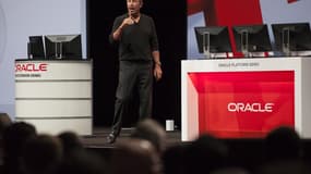 Le maintien du leadership de Larry Ellison, son fondateur, chez Oracle, qui reste président exécutif et directeur technique, a été critiqué par des fonds de pension européens. Ils soulignent son influence sur la politique de rémunération très généreuse des dirigeants de l'entreprise.