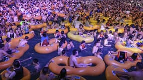 Les milliers de Chinois au festival de musique électronique aquatique de Wuhan, le 15 août 2020.