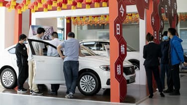 Des clients dans une concession Volkswagen à Beijing le mois dernier.