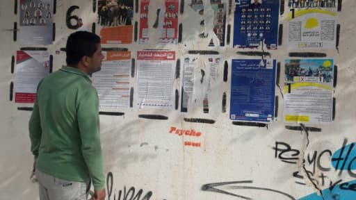Un homme regarde des listes de candidats pour les élections municipales en Tunisie, le 23 avril 2018 à Kasserine Un homme regarde des listes de candidats pour les élections municipales en Tunisie, le 23 avril 2018 à Kasserine