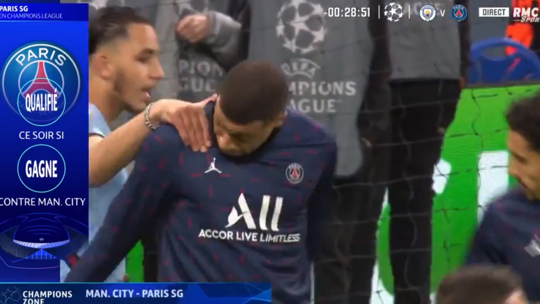 Kylian Mbappé agrippé à l'épaule par un supporter