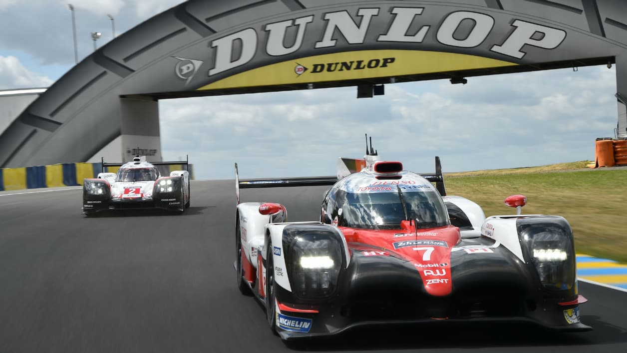 A la sortie de la courbe Dunlop, les pilotes prêts pour le barbecue.
