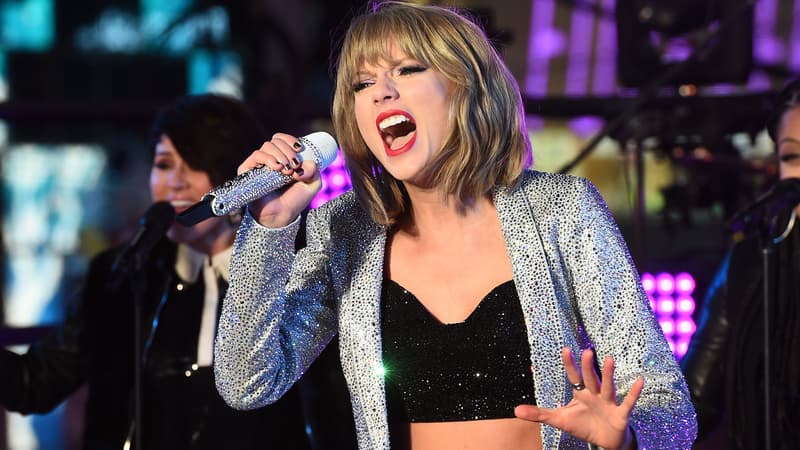 Taylor Swift en plein concert à Times Square, New York, en décembre 2014.