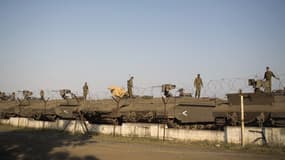 Des soldats israéliens patrouillent sur une frontière.