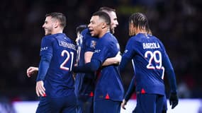 Kylian Mbappé célébré par ses partenaires (Lucas Hernandez, Milan Skriniar et Bradley Barcola) lors de PSG-Toulouse (2-0, Trophée des champions), le 3 janvier 2024 