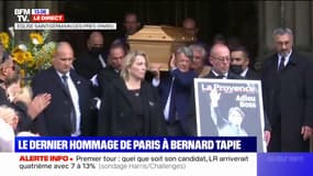 Sous les applaudissements, le cercueil de Bernard Tapie sort de l'église porté par ses proches