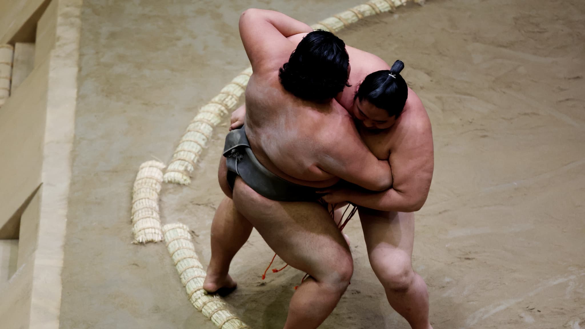https://images.bfmtv.com/GR974jnfJ0AVnPNlkLkbOkiuO_o=/0x17:2048x1169/images/Deux-lutteurs-pendant-un-combat-de-sumo-a-Kobe-au-Japon-le-31-mars-2026-2302602.jpg
