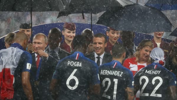 Vladimir Poutine remet leurs médailles aux joueurs de l'équipe de France, le 15 juillet 2018, à Moscou. 