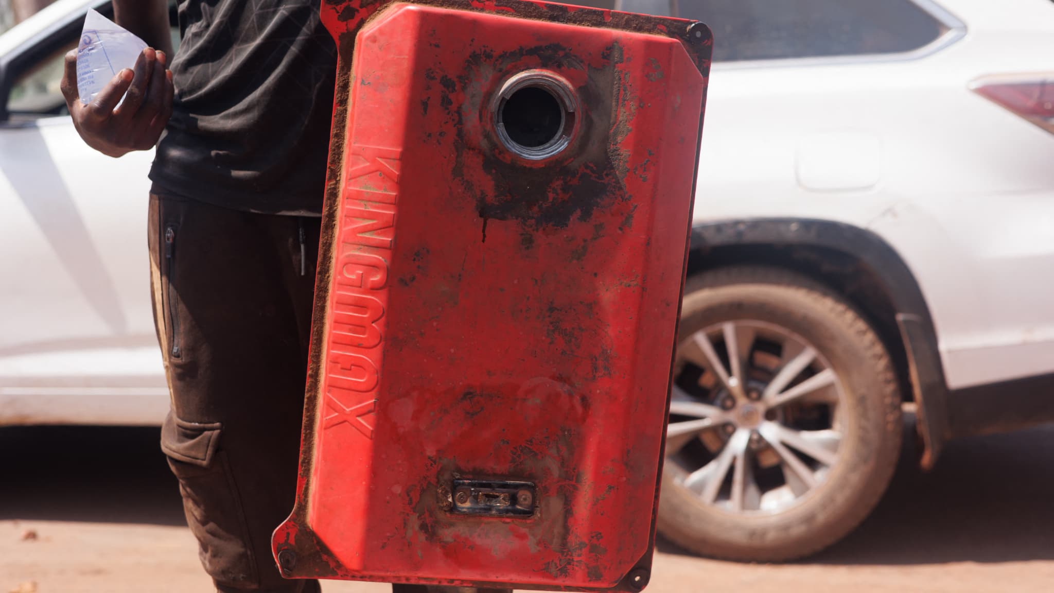 Мужчина демонстрирует пустую канистру из-под бензина в Бамако, 28 октября 2025 года.