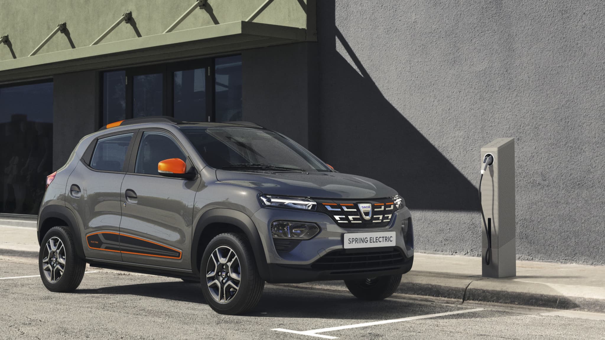 Le Groupe Renault a dévoilé ce jeudi la version de série de la Dacia Spring, sa citadine électrique low-cost. Le Groupe Renault a dévoilé ce jeudi la version de série de la Dacia Spring, sa citadine électrique low-cost.