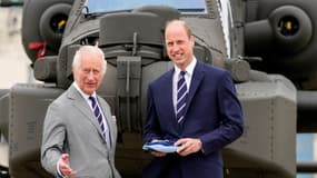 Le roi Charles III et le prince William en visite au centre aéronautique de l'armée à Middle Wallop, le 13 mai 2024. 