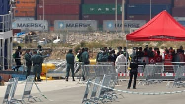 Des migrants débarquent de l'Aquarius dans le port de Valence, en Espagne, le 17 juin 2018