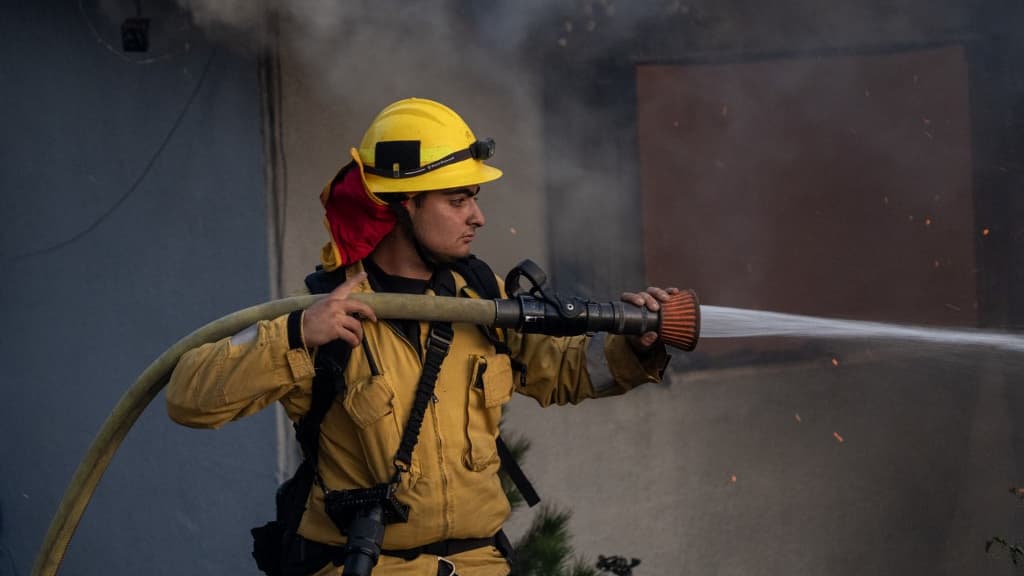 Un pompier lutte contre un incendie à Camarillo, en Californie, le 6 novembre 2024
