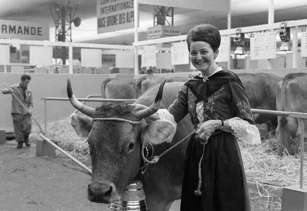 Une fermière suisse présente son bovin, le 2 mars 1968 lors du Salon international de l'agriculture.