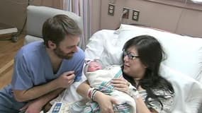 La petite Bella Sophia avec ses parents Fabian et Shirley Kim Bonanni, à l'hôpital après une naissance mouvementée, mercredi 22 janvier 2014.