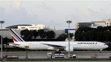 Un appareil d'Air France à Singapour. La compagnie prévoit des perturbations limitées lundi sur l'ensemble de son réseau, alors que les syndicats disent constater un "durcissement du conflit" au troisième jour d'un mouvement des hôtesses et stewards prévu