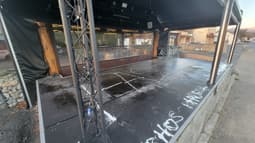 Le restaurant le Flibustier à la Freissinouse (Hautes-Alpes) visé par des tags dans la nuit de mercredi à jeudi