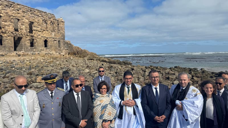 Cette photo publiée par le ministère marocain de la Jeunesse, de la Culture et de la Communication le 17 février 2025 montre le ministre marocain de la Jeunesse, de la Culture et de la Communication, Mohamed Mehdi Bensaid (CR) et la ministre française de la Culture, Rachida Dati (CL), en visite à Tarfaya, dans le sud du Maroc.