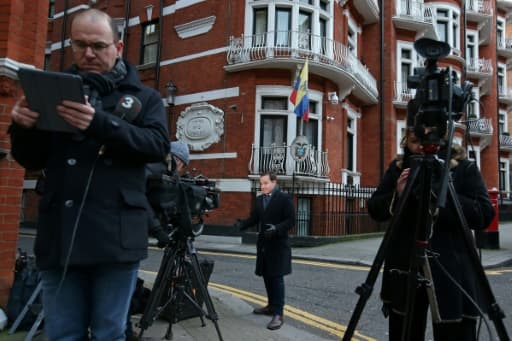 Des caméras le 6 février 2018 devant l'ambasssade d'Equateur à Londres où est réfugié le fondateur de WikiLeaks Julian Assange depuis bientôt six ans Des caméras le 6 février 2018 devant l'ambasssade d'Equateur à Londres où est réfugié le fondateur de WikiLeaks Julian Assange depuis bientôt six ans