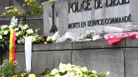 Fleurs devant le siège de la police liégeoise. 