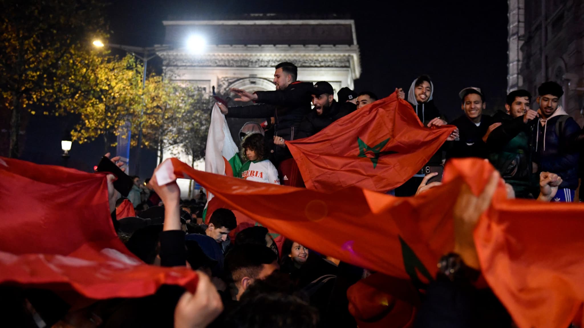 Coupe du monde 2022: les scènes de liesse à Paris et dans plusieurs grandes villes après l’exploit du Maroc contre l’Espagne