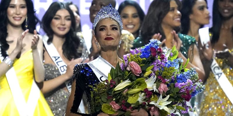 Miss États-Unis R’Bonney Gabriel lors de sa victoire à Miss Univers à La Nouvelle-Orléans, le 14 janvier 2023.