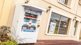 Le distributeur de plats gastronomiques installé devant le restaurant à Ruelle, en Charente.