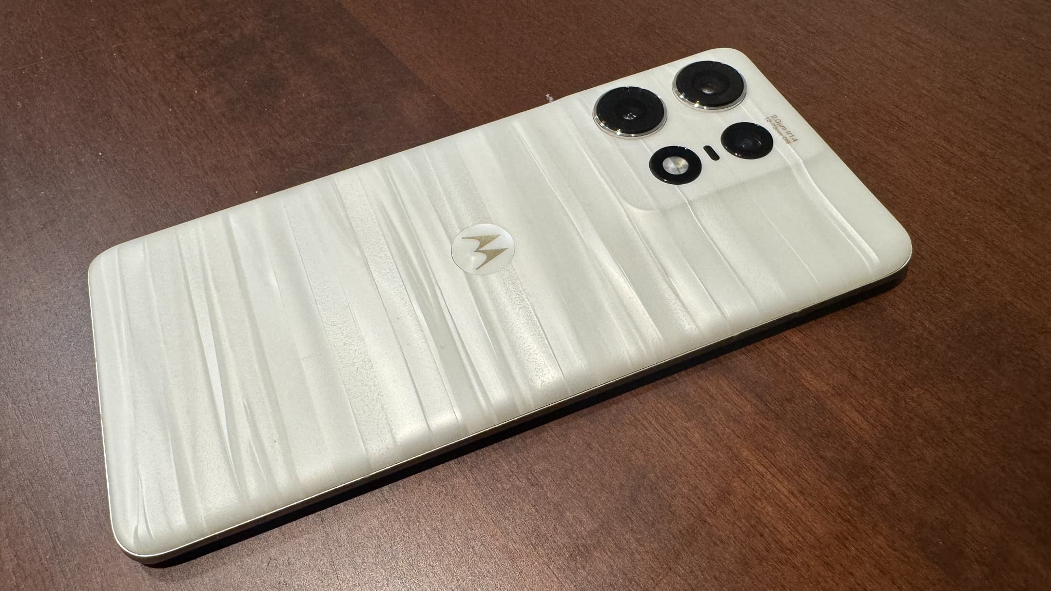 Le Motorola Edge 50 Pro a un dos en acétate, la matière utilisée par les fabricants de lunettes de luxe Le Motorola Edge 50 Pro a un dos en acétate, la matière utilisée par les fabricants de lunettes de luxe