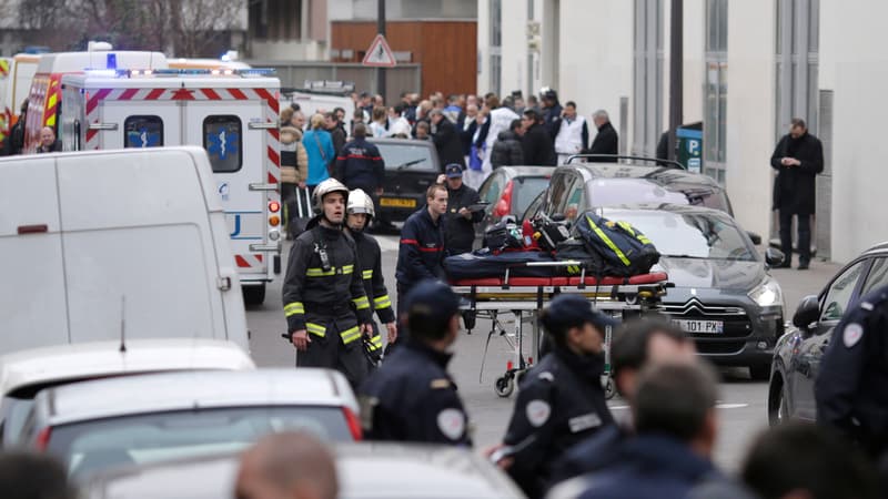 Secours et forces de l'ordre affluent devant le siège de Charlie Hebdo, le 7 janvier, après la fusillade. 