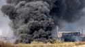 Une épaisse fumée noire se dégage d'une raffinerie en flammes, après un bombardement russe à Lysychansk au nord de Donetsk, samedi 16 avril 2022