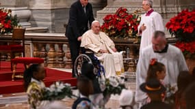 Le pape François assiste à la messe de la nuit de Noël, à la basilique Saint-Pierre, ce 24 décembre 2022.