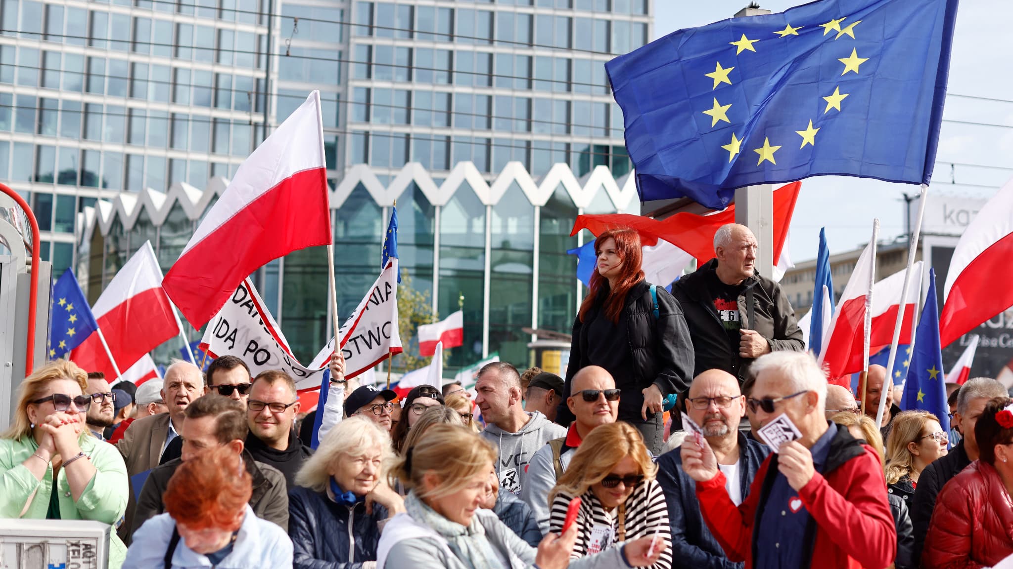 Pologne: l'opposition rassemble des centaines de milliers de personnes à  Varsovie