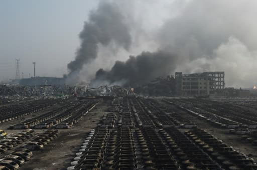 La fumée s'échappe d'entrepôts dans le port de Tianjin, le 13 août 2015.