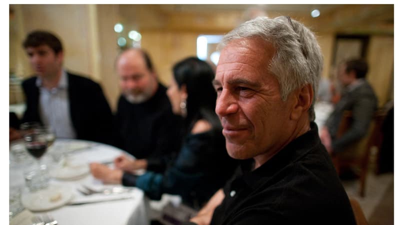 Steve Bannon, Noam Chomsky, Woody Allen... De nouvelles photos de Jeffrey Epstein révélées par des élus démocrates