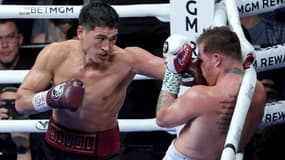 Dmitry Bivol (à gauche) malmène Canelo Alvarez lors de leur combat pour le titre WBA des mi-lourds en mai 2022
