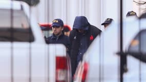Oscar Jegou (c) escorté par la police pour le transfert de Buenos Aires jusqu'à Mendoza, le 11 juillet 2024 en Argentine