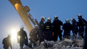 Équipes de secours dans les décombres d'un immeuble de Surfside, le 9 juillet 2021