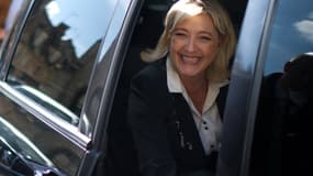 La voiture de Marine Le Pen a été caillassée, ce lundi, sur un parking à La-Celle-Saint-Cloud.