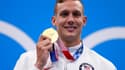 Le nageur américain Caeleb Dressel pose avec sa médaille d'or du 100 m nage libre, lors des Jeux olympiques de Tokyo, le 29 juillet 2021