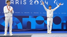 Kevin Le Cunff (à droite) et Gatien Le Rousseau sur le podium des Jeux paralympiques le 4 septembre 2024.