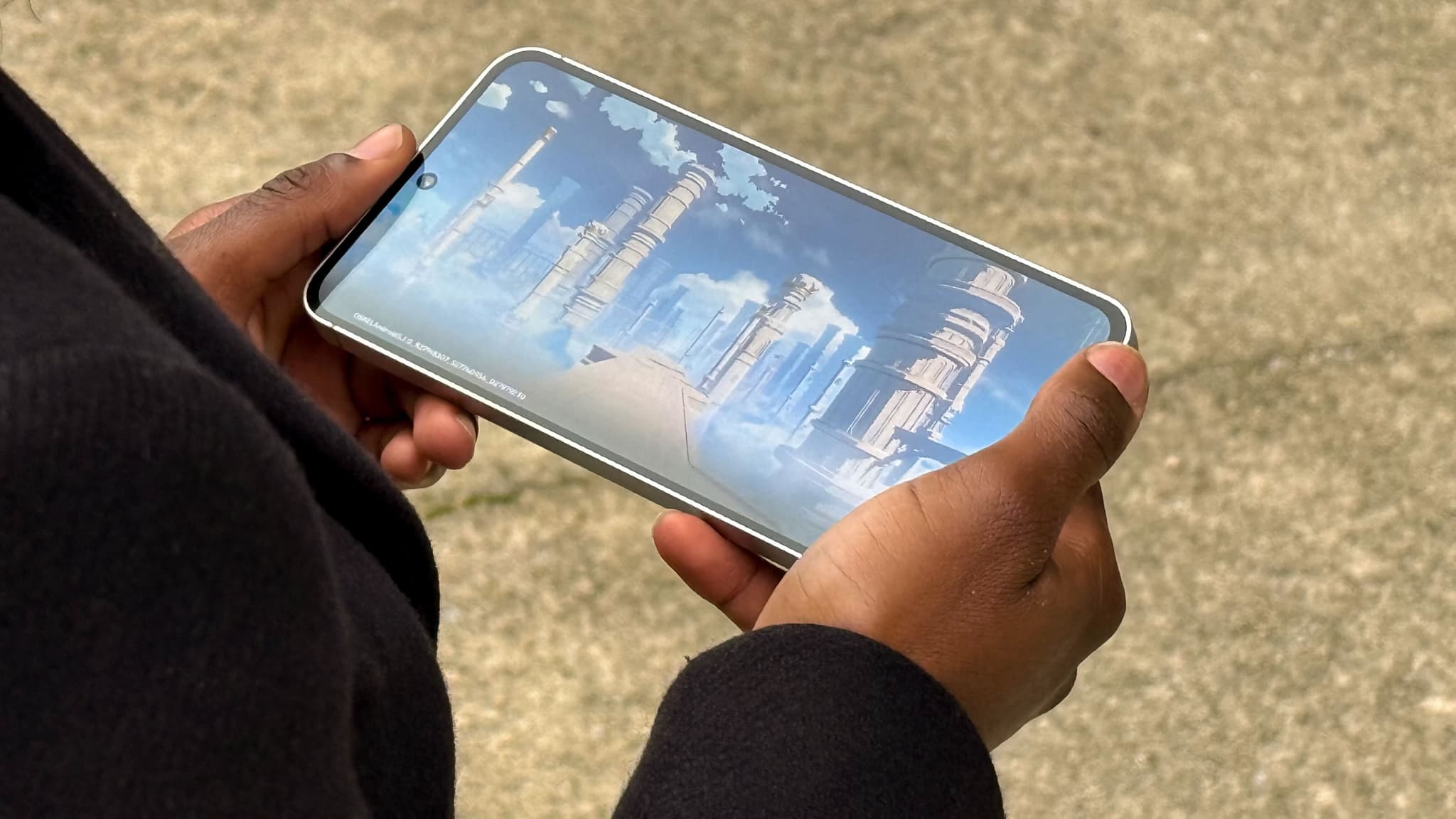 Le processeur du Galaxy S24 FE permet de jouer à des jeux gourmands en ressources comme Genshin Impact. 