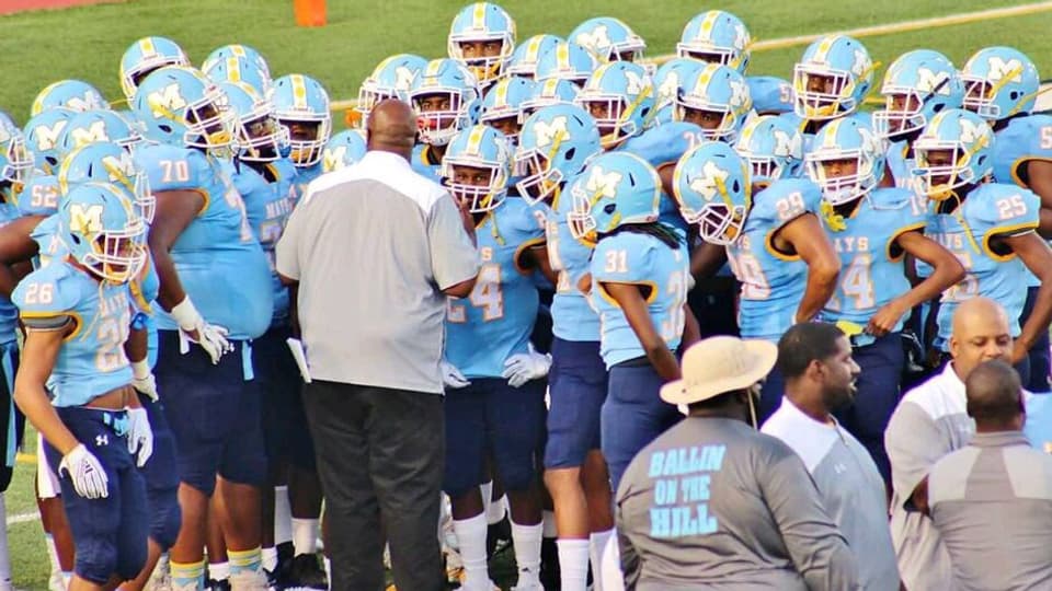 Coach Niketa Battle (de dos) avec ses joueurs de la Mays High School