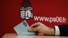 François Hollande a obtenu 39,2% des suffrages au premier tour de la primaire socialiste dimanche, devant Martine Aubry (30,4%), selon le résultat définitif diffusé mardi soir. La troisième place revient au député de Saône-et-Loire Arnaud Montebourg (17,2