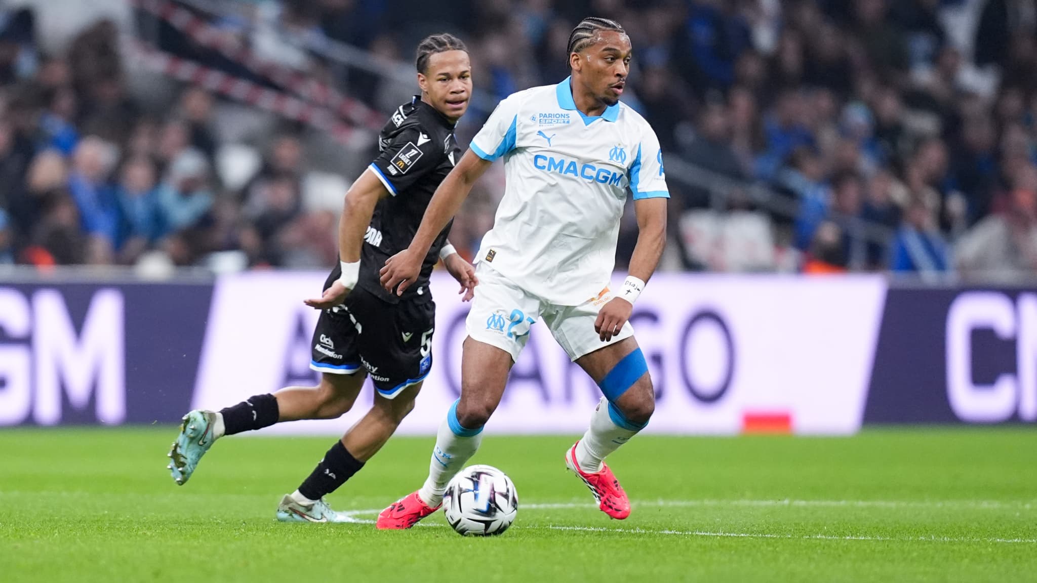 Duel entre les joueurs de Marseille et Auxerre au Stade Vélodrome